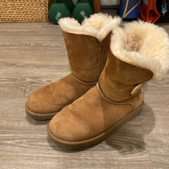 Ugg button boots size 6 - Picture 3 of 4